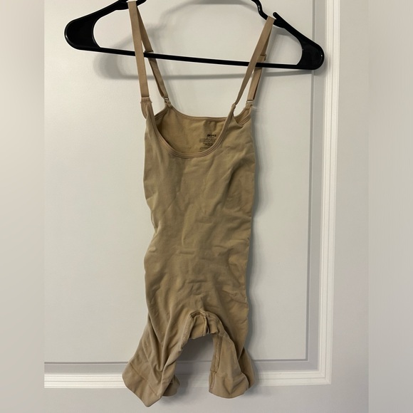 SKIMS Seamless Sculpt Mid Thigh bodysuit - Picture 5 of 7